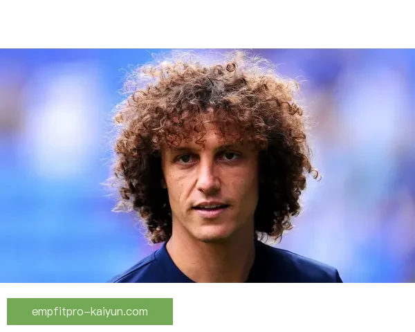 足球赛季转会动态：各大俱乐部积极布局，市场热度持续升温